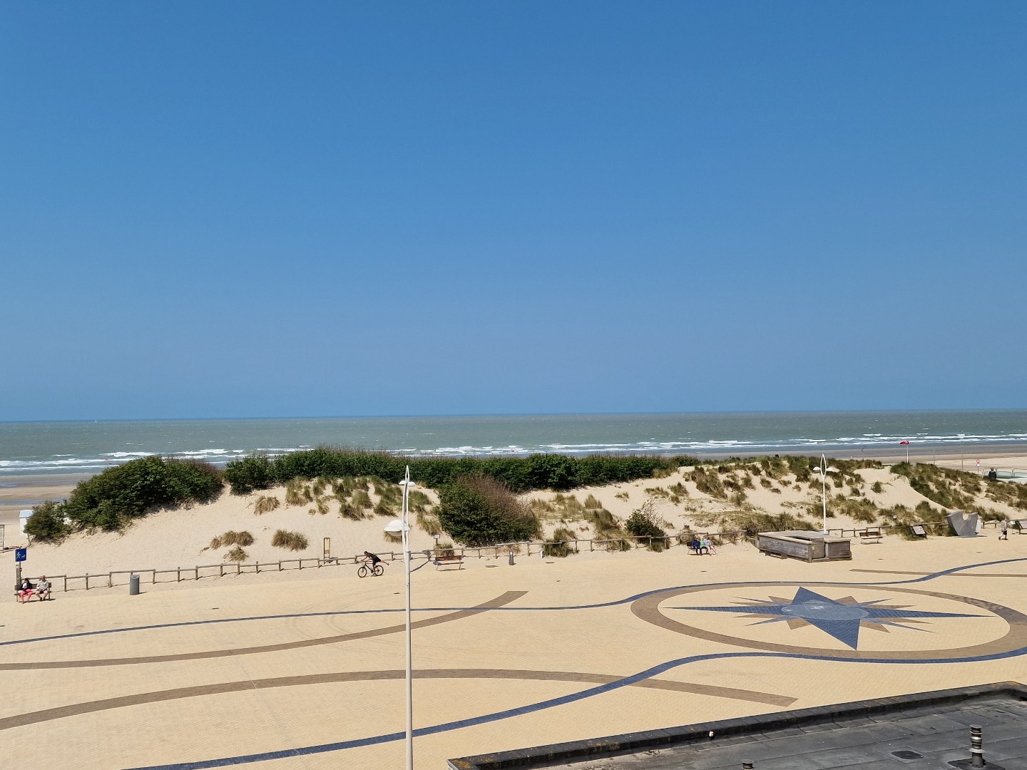 HOEKAPPARTEMENT (98 m2) MET ZIJDELINGS ZEEZICHT + DRIE SLAAPKAMERS MET ZONNETERRAS GELEGEN OP DE PRACHTIGE LEOPOLD I ESPLANADE TE DE PANNE - foto 3