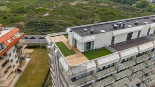 Dans la résidence Nereïden, à la frontière entre Nieuwpoort-Bad et Groenendijk (Oostduinkerke), vous trouverez cet exceptionnel appartement sur le toit au septième étage. L'emplacement est vraiment idéal : à deux pas de la plage, à proximité des magasins et avec une belle vue dégagée sur les dunes. L'appartement a été entièrement rénové avec le souci du détail, en utilisant des matériaux de qualité et de bon goût qui donnent une impression de chaleur et de contemporanéité.<br />L'entrée se fait par un hall d'entrée avec une armoire équipée, qui mène à une élégante salle de bains. Celle-ci est équipée d'une douche à l'italienne spacieuse avec une douche de tête montée au plafond et un pulvérisateur à main pratique, contrôlé par un thermostat intégré de la marque Nobili. La salle de bains respire le luxe grâce à l'éclairage LED indirect au plafond, aux carreaux de stuc en béton et à la finition Mortex des toilettes et du lavabo.<br />La cuisine ouverte se connecte parfaitement à l'espace de vie et est équipée d'appareils Bosch intégrés tels qu'une plaque vitrocéramique, un lave-vaisselle et un réfrigérateur. Les armoires sont en noyer Shinnoki et le plan de travail et le dosseret sont en Mortex, ce qui leur confère un aspect élégant et contemporain. Le salon très lumineux, équipé d'un éclairage LED indirect et de rideaux en lin brut, s'ouvre sur la généreuse terrasse du toit par plusieurs entrées. Un mur décoratif en placage de noyer Shinnoki apporte une touche d'élégance à cet espace de vie.<br />La chambre à coucher offre un confort supplémentaire grâce à un lit double subtilement intégré dans une armoire sur mesure et doté d'un éclairage indirect. Un large sol en vinyle click à chevrons en chêne blanc teinté couvre l'ensemble de l'appartement, donnant à l'intérieur une sensation de calme et d'harmonie.<br />La caractéristique unique de cet appartement est sans aucun doute la terrasse de toit de 125 m² qui entoure complètement l'appartement. La finition avec des planches de terrasse en bois thermoformé et un gazon artificiel facile à entretenir garantit une expérience extérieure naturelle et agréable. Même le soir, la terrasse reste accueillante grâce à l'éclairage extérieur directionnel des spots à tubes.<br />Cave souterraine intéressante. Possibilité d'acheter un grand garage souterrain.<br />Cet appartement est prêt à être emménagé et est équipé d'une climatisation intégrée. EPC : 193 kWh/m². Prix demandé : 299000€.