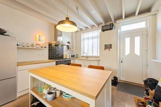 <p>Deze gezellige, instapklare rijwoning met twee slaapkamers en een terras is gelegen in het centrum van Herentals, waar alle faciliteiten zich op wandelafstand bevinden. <br /><br />Bij het betreden van de woning via de open keuken komt u terecht in de leefruimte die plaats biedt aan zowel een eetgedeelte als een zitruimte. Een grote schuifdeur zorgt voor veel lichtinval en geeft toegang tot het zuidgerichte terras, dat tevens bereikbaar is via een servitudeweg.</p>
<p>Op de eerste verdieping bevindt zich een moderne badkamer uitgerust met een ligbad en een douche. Daarnaast is er een apart toilet en een praktische berging die dienstdoet als wasplaats. <br /><br />De tweede verdieping biedt ruimte aan twee slaapkamers, die flexibel ingericht kunnen worden als hoofdslaapkamer en logeerkamer, of als kinderkamer en bureauruimte.<br /><br /><span>Extra info: instapklare woning I gunstig EPC 127 kWh/ (m² jaar) label B I achterzijde woning ook bereikbaar via wegenis I infoplicht: Vg, Wg, Gvv, Gvkr, Gmo I watertoets: P-score: B I </span><span>G-score: A.</span></p>