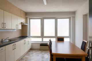 <p><span>WONDELGEM - Winkelstraat - Ben je op zoek naar een ruim en comfortabel appartement met 2 slaapkamers en garage in Wondelgem? Lees dan snel verder!</span></p><p><span>De voornaamste troeven:</span></p><ul><li><span>Vlotte bereikbaarheid en gunstige ligging</span></li><li><span>Inclusief garage</span></li><li><span>Praktische en aangename indeling</span></li><li><span>Lichtrijke leefruimtes</span></li></ul><p><span>Indeling:<br />Inkomhal, keuken met eetplaats, ruime leefruimte, nachthal, badkamer uitgerust met toilet, lavabomeubel en ligbad, twee slaapkamers.<br />Gezellig balkon met bijhorende bergruimte.</span></p><p><span>Het appartement beschikt over een bijhorende garage.</span></p><p><span>Belangrijke informatie:<br />Beschikbaar vanaf </span><span>01/11/2026</span><span>, eventueel bespreekbaar vanaf </span><span>01/10/2026</span><span>. Domicilie verplicht.<br />Huurprijs: </span><span>850 euro / maand + 50 euro/maand forfait algemene lasten</span><span>. EGW (elektriciteit, gas en water) afzonderlijk af te rekenen.</span></p><p><span>Interesse in dit tof appartement? Vraag dan snel jouw bezoek aan via onze website <span>www.axellenaerts.be</span></span><span>!</span></p>