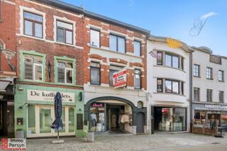 Zoek je een slimme investering in het hart van Scherpenheuvel? Of wil je wonen in een appartement vlakbij de basiliek en tegelijk genieten van de huurinkomsten van het handelspand? Dit karaktervolle pand aan de Basilieklaan 8 biedt je het beste van twee werelden: een verhuurd handelsgelijkvloers en een ruim duplex-appartement op een absolute toplocatie. De ligging in het bruisende centrum zorgt voor een enorme visibiliteit voor de winkel en al het nodige wooncomfort binnen handbereik.<br /><br />Het gebouw werd door de jaren heen grondig aangepakt. Zo werd de winkelruimte in 2005 volledig gerenoveerd en is het volledige pand intussen voorzien van nieuwe ramen. Ook op technisch vlak hoef je je geen zorgen te maken: er zijn twee aparte CV-ketels op gas aanwezig, waarbij de ketel voor het appartement pas in 2024 werd vernieuwd.<br /><br />Dankzij de reeds verhuurde winkelruimte (handelshuur) geniet je onmiddellijk van een stabiel rendement, terwijl het appartement met twee slaapkamers en een ruime zolder direct beschikbaar is voor eigen gebruik of verhuur. Of je nu een investeerder bent die zoekt naar een solide opbrengsteigendom of iemand die droomt van een woning met een commerciële troef, dit pand biedt je alle mogelijkheden in een gesloten bebouwing die optimaal is ingedeeld.<br /><br /><u><strong>INDELING:</strong></u><br /><strong>Gelijkvloers/Winkel:</strong> winkelruimte, achterliggende ruimte, extra stockage boven de achterbouw en toegang tot de kelder.<br /><strong>1ste verdieping:</strong> hal, keuken, ruime woonkamer.<br /><strong>2de verdieping:</strong> nachthal, 2 slaapkamers en badkamer met toilet.<br /><strong>Zolder:</strong> ruime zolder bereikbaar via een vaste trap. Tuin: niet aanwezig.<br /><strong>Kelder: </strong>voorraadkelder.<br /><br />***asbestkeuring in aanvraag***<br />De elektrische installatie van het handelsgelijkvloers is conform, die van het appartement heeft enkele kleine opmerkingen.<br /><br />Ervaar zelf de vele voordelen van deze woning tijdens een persoonlijke rondleiding.<br />Maak vandaag nog je afspraak.<br />Mail naar info@immopersyn.be of bel 013 444 008.