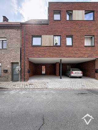 Deze woning is gelegen op een uiterst centrale ligging in het centrum van Roeselare, kortbij de Spil, de winkelstraat, de ring en nog veel meer!<br /><br />De indeling is als volgt: Overdekte parkeerplaats met fietsparking - inkomhal met berging - technische ruimte/wasplaats - apart toilet - ruime, lichtrijke living met uitgeruste keuken (met eiland: voorbeeld van de keuken toegevoegd) - Zeer zonnige tuin met terras. <br />Op het eerste verdiep: nachthal - ruime slaapkamer en badkamer (badkamermeubel - toilet en douche). <br />Op het tweede verdiep: nachthal - 2 volwaardige slaapkamers. Uit de eerste slaapkamer is er toegang tot de geïsoleerde zolder. <br /><br />Troeven: <br />- Zonnepanelen en vloerverwarming aanwezig: uiterst energiezuinig<br />- Centraal gelegen in een gloednieuwe woning. <br />-Zuidgerichte tuin!<br /><br />De woning wordt opgeleverd en is vrij vanaf 1/09/2026. <br /><br />EPB: woning in aanbouw.<br /><br />Bij interesse, gelieve enkel en alleen te reageren via het contactformulier. Wij contacteren u terug van zodra een bezoek mogelijk is.