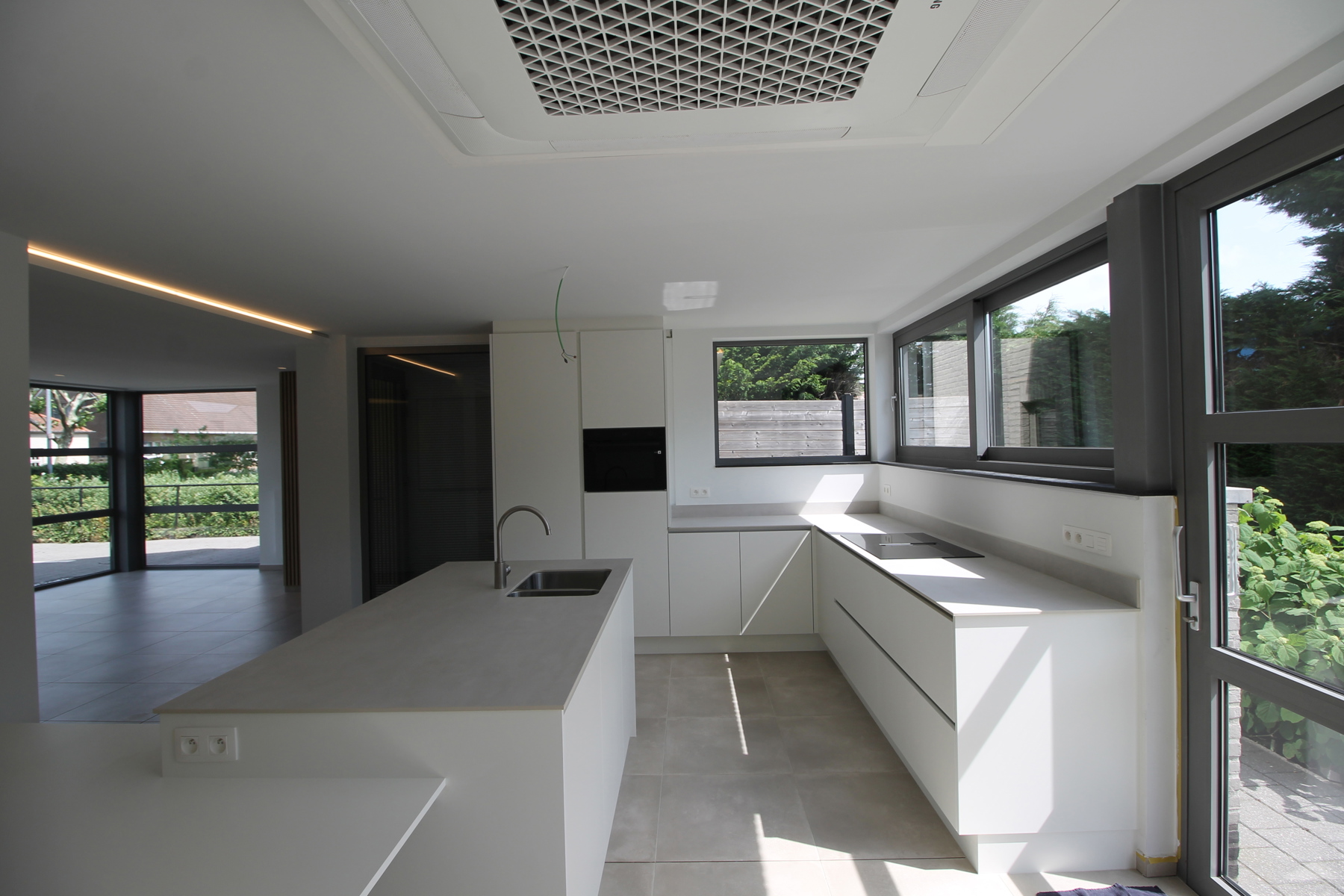 Uniek en ruim (ca 134m²) gelijkvloers appartement met 2 slaapkamers, terras en tuin en autostaanplaats. - foto 5