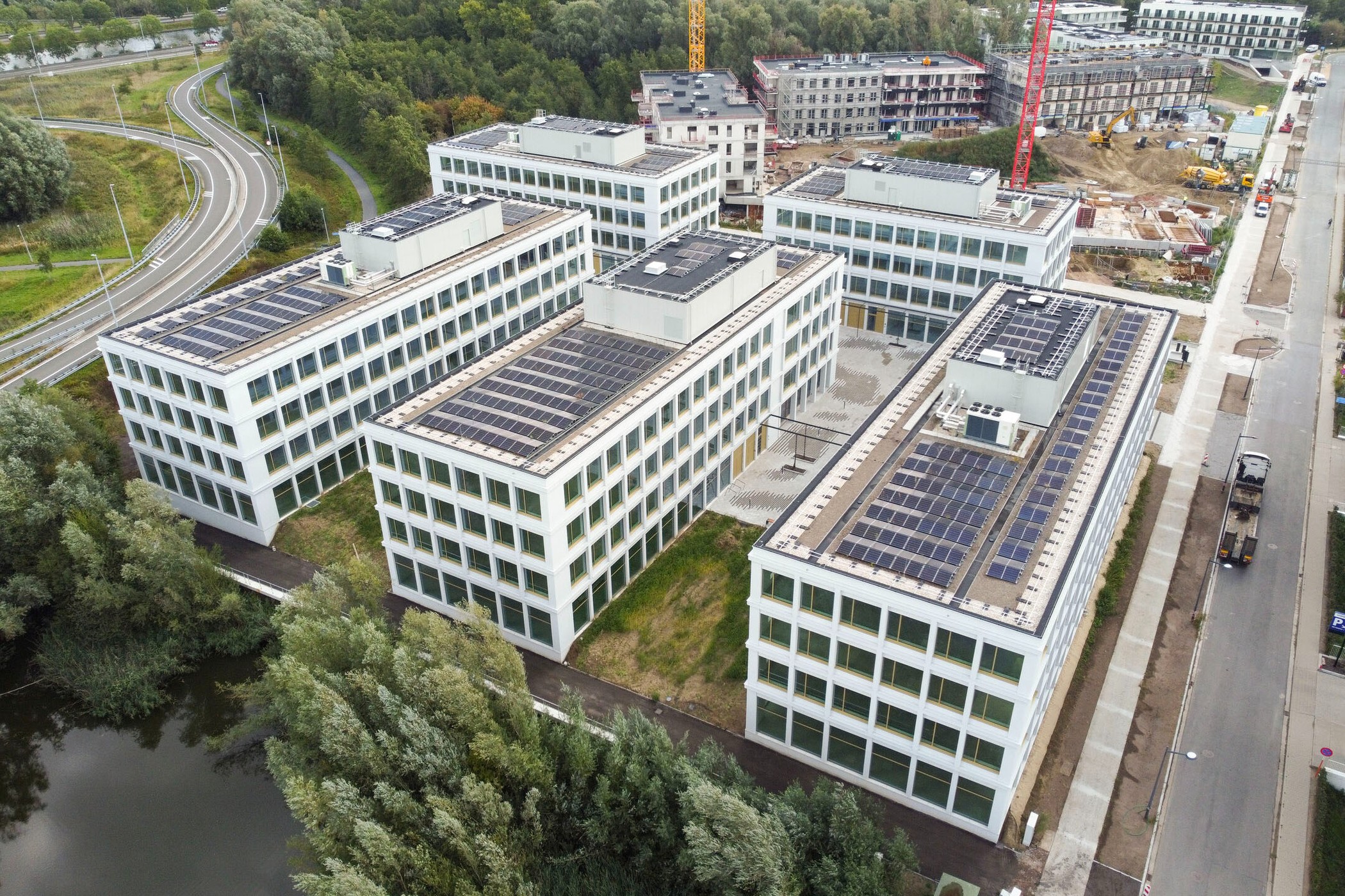 Nieuwbouw kantoorgebouw 2.578 m² aan The Loop te Gent - photo 1