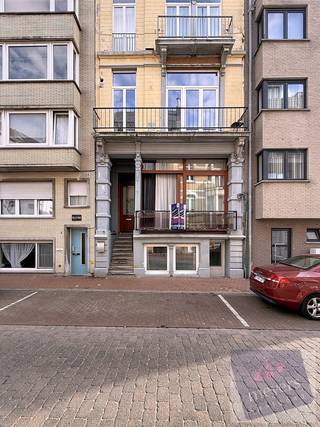In de Onze-Lieve-Vrouwstraat, op wandelafstand van het strand, de zeedijk en het bruisende centrum van Blankenberge, bevindt zich deze charmante en instapklare studio. Dankzij de centrale ligging vormt dit pand een ideale uitvalsbasis aan de Belgische kust.<br /><br />De studio beschikt over een lichtrijke leefruimte met grote raampartijen, die zorgen voor een aangename sfeer en een ruimtelijk gevoel. De praktisch ingerichte kitchenette sluit hier mooi op aan en biedt het nodige comfort voor dagelijks gebruik.<br /><br />Vanuit de leefruimte heeft u toegang tot het balkon, waar u kunt genieten van de buitenlucht en de levendige omgeving. De afzonderlijke badkamer is uitgerust met een douche en toilet en beschikt bovendien over extra bergruimte.<br /><br />Met een EPC-label D biedt deze studio een interessante combinatie van comfort, functionaliteit en een gunstige ligging.<br /><br />Of u nu op zoek bent naar een tweede verblijf aan zee, een investeringsmogelijkheid of een compacte woonst op een centrale locatie: deze studio heeft heel wat te bieden.<br />Interesse? Contacteer Meyers Vastgoed voor meer informatie of een bezoek ter plaatse en ontdek zelf de troeven van deze studio.
