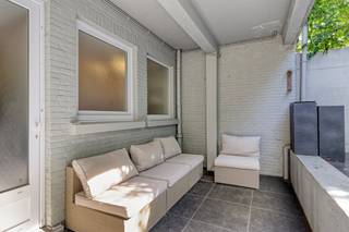 Huidige indeling: <br /><br />Voor het gelijkvloerse handelspand heeft de Stad Antwerpen reeds een gunstig stedenbouwkundig advies uitgebracht voor de omvorming naar een appartement. Dit betreft evenwel uitsluitend een advies en geen vergunning. De functiewijziging is bijgevolg nog niet vergund. Indien een kandidaat-koper de omvorming wenst te realiseren, dient hij hiervoor zelf een omgevingsvergunning aan te vragen en te verkrijgen alvorens de werken of de functiewijziging kunnen worden uitgevoerd. Momenteel is de handelsruimte van ca. 80 m² ingericht als kapsalon. <br /><br />Op de eerste verdieping bevindt zich een instapklaar appartement van ca. 110 m². Het appartement beschikt over een lichtrijke leefruimte met aansluitend een zonnig terras, een ingerichte keuken, badkamer met ligbad en lavabo, apart toilet en extra berging. Bijkomend zijn er twee ruime slaapkamers voorzien. <br /><br />Troeven:<br />- uitstekende locatie <br />- ruime ZO-tuin met groot bijgebouw (ca. 60 m²) <br />- kleinschalig gebouw zonder vaste kosten <br />- inpandige garagebox <br /><br />Op wandelafstand kan u optioneel nog twee garageboxen kopen aan een prijs van 45.000 euro. <br /><br />Bent u geïnteresseerd in dit herbestemmingsproject te koop in Wilrijk? Aarzel dan niet om contact met ons op te nemen. Wenst u uw eigendom ook te koop of te huur te stellen? We helpen u graag verder. Steeds tot uw dienst om u verder te helpen met al uw vragen over vastgoed! <br /><br />Bestuursmaatregelen in het maatregelenregister: nee<br /><br />Deze AI-visualisaties zijn bedoeld als inspiratie. Er werd geen rekening gehouden met technische specificaties, stedenbouwkundige voorschriften of de concrete mogelijkheden tot realisatie.