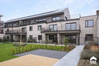 Gelijkvloers nieuwbouwappartement met 2 slaapkamers en ruim terras. Residentie Lindeloo, letterlijk “Lindenbos”, is een stijlvol nieuwbouwproject op...