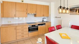 <p>Op zoek naar een charmant appartement aan zee waar rust en een centrale ligging perfect samenkomen? Ontdek dan dit lichtrijke en volledig gemeubelde éénslaapkamerappartement, gelegen in een aangename, groene straat in Koksijde.<br />Hier geniet u van een rustige woonomgeving met open zicht, terwijl u zich toch vlak bij alles bevindt wat Koksijde zo aantrekkelijk maakt. De gegeerde winkelstraat, gezellige horecazaken, zee en strand liggen allemaal op korte afstand.<br />Bij het binnenkomen wordt u verwelkomd in een ruime inkomhal die toegang geeft tot de verschillende vertrekken. De lichtrijke leefruimte vormt het hart van het appartement en beschikt over een open keuken. Grote raampartijen zorgen voor een aangename lichtinval en geven rechtstreeks toegang tot het ruime terras. Een heerlijke plek om in alle rust te genieten van de buitenlucht en het open zicht.<br />Het appartement beschikt verder over één comfortabele slaapkamer ook met rechtstreeks toegang tot het terras, een volledig gerenoveerde badkamer, een apart toilet en een ruime praktische berging in het appartement.<br />Ook aan extra comfort werd gedacht: het appartement wordt volledig gemeubeld aangeboden en beschikt bovendien over een privékelder. In het gebouw is eveneens een fietsenstalling voorzien.<br />Dankzij de combinatie van licht, ruimte, een groot balkon en een uitstekende ligging is dit appartement bijzonder geschikt als vaste woonst, tweede verblijf aan zee of investering.<br />Troeven<br />✓ Rustig gelegen in een groene straat<br />✓ Op korte afstand van centrum, winkels, horeca, zee en strand<br />✓ Lichtrijke leefruimte met open keuken<br />✓ Groot terras met open zicht<br />✓ Eén ruime slaapkamer<br />✓ Volledig gerenoveerde badkamer<br />✓ Apart toilet<br />✓ Ruime berging in het appartement<br />✓ Volledig gemeubeld<br />✓ Privékelder<br />✓ Fietsenstalling<br />Een mooie opportuniteit voor wie wil genieten van het beste van Koksijde: rustig wonen én alles binnen handbereik.<br />Interesse in dit pareltje? Aarzel dan niet en neem contact op met Mireille op het nummer 0499 46 96 64 of info@huyzenboetiek.be</p>