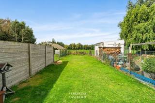 <p><span>Location</span></p><p><span>This home is located near the center of Evergem, with shops, schools, and restaurants within walking distance.</span></p><p><span>Public transportation (bus, tram, train) is easily accessible, and the R4 highway is just a few minutes away.</span></p><p><span>At the back, you’ll enjoy views of open fields, so you’ll be living in a green setting while still being close to everything.</span></p><p><span> </span></p><p><span>Move-in ready, thoroughly renovated home with a sunny garden and unobstructed views</span></p><p><span>This home was thoroughly renovated in 2018. </span></p><p><span>Just unpack your bags and move right in. It sits on a 280 m² lot and is 5.54 m wide.</span></p><p><span> </span></p><p><span>You enter through the entryway, which features a separate restroom. At the front, there’s also a spacious laundry and storage area measuring over 11 m². This is where the gas boiler, washing machine, and dryer are located, and there’s additional storage space. Behind the entryway lies the living area of nearly 42 m². It begins with a cozy sitting area and extends to the dining area and the kitchen at the back.</span></p><p><span> </span></p><p><span>The kitchen features a sleek, modern design with white, handle-less cabinets. It is fully equipped with an induction cooktop, two built-in ovens, a range hood, a dishwasher, a refrigerator, and a freezer. Large sliding windows flood the dining area with light and lead directly out to the patio.</span></p><p><span> </span></p><p><span>A wooden staircase leads to the upper floor. The large master bedroom at the front measures over 18 m². Behind the headboard wall is a convenient walk-in closet, and the window features triple-pane glass. The second bedroom is bright and spacious, with slanted walls that give it extra character. Between them lies the bathroom, finished in a warm Mortex-style look, featuring a spacious walk-in shower with a rain showerhead, a vanity unit, a tall cabinet, and a second toilet.</span></p><p><span> </span></p><p><span>Outside, a southwest-facing terrace with large ceramic tiles awaits you. There’s room for both a dining table and a lounge area. The garden house has a covered lounge area, ideal for summer evenings. Behind it lies a deep lawn with a sweeping view across the fields. You can also access the garden directly from outside via a side passage with right of way.</span></p><p><span> </span></p><p><span>3. Additional Features</span></p><p><span> </span></p><p><span>At the front, there is a private parking space for one car.</span></p><p><span>The home has an EPC rating of B.</span></p><p><span>The windows are made of PVC with double HR glazing, and the front window has triple glazing.</span></p><p><span>The roof is insulated.</span></p><p><span>Heating is provided by natural gas central heating via a Junkers boiler.</span></p><p><span>The electrical system has been inspected and is up to code, valid through 2045.</span></p><p><span>There is a septic tank.</span></p><p><span>The property is not located in a planned subdivision. There is no building line, no eminent domain, and no right of first refusal.</span></p><p><span> </span></p><p><span>4. Highlights</span></p><p><span> </span></p><p><span>The home is move-in ready thanks to the thorough renovation in 2018.</span></p><p><span>The living area is bright and open, with a fully equipped kitchen.</span></p><p><span>There are 2 spacious bedrooms, one of which has a walk-in closet.</span></p><p><span>The bathroom is modern, with a walk-in shower.</span></p><p><span>You’ll enjoy a southwest-facing terrace, a garden shed with a covered lounge area, and a deep garden with an unobstructed view of the fields.</span></p><p><span>The home is energy-efficient, with an EPC rating of B, an insulated roof, and high-quality windows.</span></p><p><span>The location is quiet yet easily accessible.</span></p>