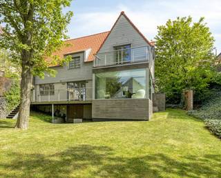 In hartje Koksijde-Bad, op wandelafstand van winkels, horeca, het openbaar vervoer en de zee vinden we deze instapklare woning te koop. Het huis werd in 2012 kwalitatief gerenoveerd met behoud van z'n charme. De ruime zongerichte tuin (855 m²), het gunstig EPC B en de unieke ligging zijn slechts enkele van de vele troeven.INDELING> Gelijkvloers: - inkomhal met vestiairekast en gastentoilet;- lichtrijke leefruimte met parketvloer en gashaard. Vanuit de leefruimte is er een mooi uitzicht op de groene tuin;- eetplaats; - geïnstalleerde keuken met corian werkblad (keramische kookplaat, dampkap, combimicrogolfoven, dubbele spoelbak, vaatwasmachine, koelkast en diepvries);- berging met keldertje.> Eerste verdieping- Slaapkamer 1 en 2, beiden met ingemaakte kasten en terras;- Slaapkamer 3 en 4;- Badkamer met inloopdouche en dubbele lavabo met wasmeubel;- Douchekamer;- Apart toilet;- Ingemaakte kast met aansluiting voor wasmachine.> Ruime geïsoleerde bergzolder (30 m²) bereikbaar met vlizotrap. > Handige kelder (32 m²) die bereikbaar is via de tuin. Ideaal voor opbergruimte, tuinmateriaal,..> Buiten beschikt men over een ruime aangelegde tuin (perceel van 855 m²) met zongericht terras. Tevens is er een garagebox aanwezig (gebruikt als berging) en is er een ruime oprit met veel parkeermogelijkheid. Laadpaal aanwezig.ALGEMEEN:- Gunstig EPC B;- Conforme elektrische keuring;- Centrale verwarming op aardgas (ketel van 2022);- Zonnepanelen aanwezig;- Ventilatiesysteem D.Bestuursmaatregelen in het maatregelenregister: nee
