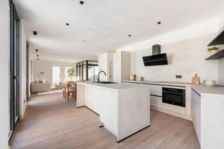 <h2>Authentiek industrieel wonen in Antwerpen</h2>
<p>Gelegen In de voormalige Whitbread-fabriek bevindt zich dit smaakvol ingericht twee slaapkamer appartement met ruim terras. De volledige site werd grondig gerenoveerd, met respect voor de oorspronkelijke architectuur en behoud van de authentieke uitstraling van het gebouw.</p>
<p>Het project combineert de charme van een historisch industrieel pand met het comfort en de kwaliteit van hedendaags wonen en werken. De <br />bestaande architecturale elementen werden zoveel mogelijk behouden en zorgvuldig geïntegreerd in een vernieuwde, eigentijdse omgeving.<br /><br />Dit stijlvolle appartement van ca. 108 m² ligt op de tweede verdieping van het voorgebouw aan de Maatstraat in Antwerpen. Het is ontworpen door Sculp[IT] architecten en combineert een open, ruime leefzone met twee slaapkamers, een eigen terras en een moderne, industriële uitstraling dankzij de zichtbeton en de grote raampartijen.<br /><br />Indeling: <br />Open leefruimte: Het hart van het appartement omvat een grote, open leefruimte van bijna 13,5 meter lang. Ze loopt vloeiend over van de leefruimte (zithoek) naar de keuken, met aan de gevel een doorlopende rij ramen die voor veel natuurlijk licht zorgt. Voor wie thuiswerkt werd een aparte werkhoek voorzien. <br /><br />Een ruime volledig ingerichte open keuken met een lang kookeiland.<br />Vanuit de leefruimte heeft u toegang tot het privéterras van circa 9 m², perfect voor een ontbijt of een glas wijn in de zon.<br /><br />Ruime hoofdslaapkamer van ca 12m2. Tweede slaapkamer, geschikt als kinderkamer, gastenkamer of tweede werkruimte.<br />Aparte badkamer voorzien van een inloopdouche, dubbele wastafel en toilet. <br />Separate bergplaats met aansluiting voor wasmachine en droogkast. <br /><br />Troeven<br />- Open, flexibele leefruimte met veel lichtinval<br />- Twee slaapkamers, gescheiden van de leefruimte voor rust en privacy<br />- Eigen terras en aparte bureauhoek<br />- Aparte WC en badkamer<br />- Hoogwaardige afwerking met zichtbeton en geïsoleerde buitenwanden<br />- Centrale ligging in Antwerpen</p>