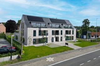 Deze lichtrijke, gloednieuwe handelsruimte van liefst 276 m² is gelegen in residentie 'De Asters', een nieuwbouwproject langs de Emiel...