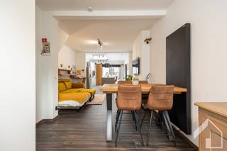 <p><span><strong>Gerenoveerde rijwoning op toplocatie te Lier</strong></span></p><p> </p><p>Deze volledig gerenoveerde woning, gelegen op een <strong>uitstekende locatie in Lier</strong>, combineert hedendaags comfort met een praktische indeling. De woning is <strong>instapklaar</strong> en ideaal voor starters of jonge gezinnen die op zoek zijn naar een energiezuinige thuis.</p><p> </p><p>Bij het betreden van de woning komen we in de inkomhal, die toegang biedt tot de <strong>lichtrijke leefruimte met open keuken</strong>. De keuken is uitgerust met een kookeiland en alle moderne toestellen, waaronder <strong>vaatwasser, kookvuur, dampkap, oven en spoelbak</strong>.</p><p> </p><p>Op de <strong>eerste verdieping</strong> bevindt zich een <strong>ruime slaapkamer</strong> met <strong>aansluitende badkamer</strong>, voorzien van een <strong>inloopdouche</strong> en <strong>dubbele wastafel</strong>. Tevens is er een <strong>wasplaats</strong> en een <strong>open dressing</strong> aanwezig. Vanuit de wasplaats is er toegang tot een <strong>zonnig terras</strong>.</p><p> </p><p>De <strong>tweede verdieping</strong> omvat een <strong>tweede slaapkamer</strong> met <strong>open badkamer</strong>, uitgerust met een <strong>vrijstaand ligbad</strong>, <strong>wastafel</strong> en <strong>toilet</strong>.</p><p> </p><p>Buiten beschikt de woning over een <strong>gezellige koer</strong> met <strong>aparte berging</strong>. De <strong>technische ruimte</strong> herbergt de installatie van de <strong>16 zonnepanelen</strong>, wat bijdraagt aan het gunstige <strong>energieprestatiecertificaat (EPC)</strong>.</p><p> </p><p><span><strong>Troeven:</strong></span></p><p>    •    Volledig gerenoveerd en instapklaar</p><p>    •    Rolluiken overal aanwezig</p><p>    •    HR-beglazing</p><p>    •    Zeer gunstig EPC</p><p>    •    16 zonnepanelen</p><p> </p><p>Momenteel wordt deze woning verhuurd.</p><p>Zonder twijfel een bezoek waard!</p><p> </p><p>Voor meer informatie of het inplannen van een vrijblijvend bezoek: <span><strong>0494/99.29.01 (Katrijn)</strong></span></p>