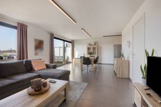 Instapklaar 2-slaapkamerappartement met terras en autostandplaats op toplocatie in Bilzen-Hoeselt<br />Dit verzorgd appartement is gelegen in Residentie Boulevard, Tongersestraat 65, en bevindt zich op de tweede verdieping. Met een bewoonbare oppervlakte van 90,5 m², een privatief terras van 9,38 m² en een ondergrondse autostandplaats biedt dit pand een comfortabele en praktische woonoplossing.<br /><br />Extra troef: er is ruim voldoende gratis parkeergelegenheid voor een tweede wagen of bezoekers.<br /><br />Uitstekende ligging<br />Op slechts 1,2 km bevindt zich het gezellige en bruisende centrum van Bilzen-Hoeselt. Winkels bevinden zich letterlijk binnen handbereik: in de residentie zelf zijn er een ALDI en een Brico. Op wandelafstand richting centrum vind je bovendien Lidl, TEDi, Kruidvat en Jumbo.<br />De nabijgelegen oprit van de E313 zorgt voor een vlotte verbinding richting Antwerpen, Brussel en Luik.<br /><br />Indeling<br />Via de gemeenschappelijke passerelle bereik je de private inkomdeur van het appartement (toegankelijk via lift of trap).<br />De centrale inkomhal geeft toegang tot alle ruimtes:<br />•Twee slaapkamers met laminaatvloer<br />•Gastentoilet<br />•Berging met aansluiting voor wasmachine en extra bergruimte<br />•Badkamer met lavabo en wandkast, ligbad en douchewand<br />Achteraan bevindt zich de lichtrijke woonkamer met open keuken, afgewerkt met een stijlvolle grijze tegelvloer. Dankzij de grote glaspartijen geniet je hier van een aangename lichtinval en via het schuifraam bereik je het terras.<br />De keuken is volledig uitgerust met:<br />•Dubbele spoelbak<br />•Koelkast<br />•Diepvries<br />•Oven<br />•Keramische kookplaat met dampkap<br />Sterke troeven<br />✔ Toplocatie<br />✔ Lichtrijk appartement<br />✔ 2 slaapkamers<br />✔ Instapklaar<br />✔ Gunstig EPC<br /><br />Wens u graag dit appartement te bezoeken, neem contact op met Leon Nulens via 089/71 04 40 of mail naar info@immonulens.be.<br /><br />Tot binnenkort!