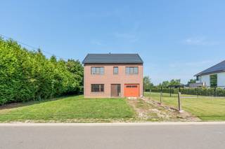 Deze te renoveren/verder af te werken woning is gelegen in een zijstraat van de Hasseltsesteenweg (verbindingsweg tussen Hasselt en...
