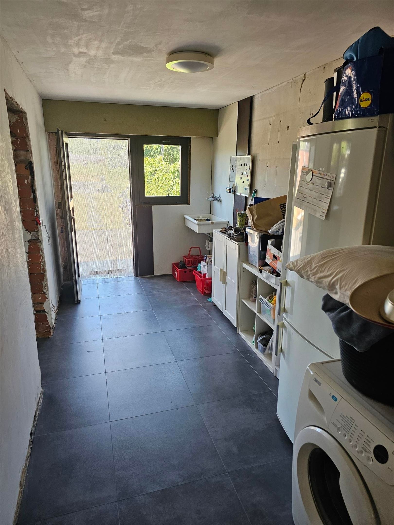 Verder af te werken rijwoning met tuin en garage. - foto 5