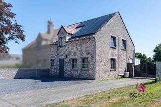 Prachtige halfopen bebouwing met zwembad, garage en ruim perceel van 11 areOver deze woningDeze charmante halfopen bebouwing combineert een ruime,...