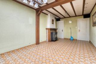 Goedgelegen woning bestaande uit hal met voorplaats, ruime living met aansluitend keuken, bijkeuken, toilet en badkamer. De 1ste verdieping omvat...