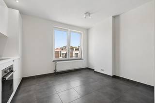 !!! OPENDEURDAG OP WOENSDAG 23/09 VAN 17U TOT 18U30 !!! Dit lichte, gerenoveerde appartement van ± 92 m² ligt op een bevoorrechte locatie in het hart van Elsene, direct aan het zeer gewilde Fernand Cocq-plein, op de 3e verdieping aan de rechterkant van een klein, recent opgesplitst familiegebouw.<br />Enkele van de vele troeven: lage lasten (± 16€/maand), een elektrische installatie die aan de voorschriften voldoet en een EPC-klasse E. Direct beschikbaar na ondertekening van de akte.<br />Een comfortabel, licht en instapklaar appartement op een bijzonder gewilde locatie, vlakbij winkels, restaurants, openbaar vervoer en alle voorzieningen van Elsene.<br />Een zeldzaam object op de markt, ideaal zowel voor eigen bewoning als voor een kwaliteitsvolle investering. Ontdek het nu meteen!<br /><br /><em><strong><span>LOT 3A (Aandelen 86/1000)</span></strong></em><br /><br /><span>3e verdieping rechts</span>:<br />
<ul>
<li>Entreehal met toilet</li>
<li>Keuken</li>
<li>Woonkamer</li>
</ul>
<span>Zolderverdieping:</span><br />
<ul>
<li>Slaapgedeelte</li>
<li>Doucheruimte</li>
<li>Slaapkamer 1</li>
<li>Slaapkamer 2</li>
</ul>