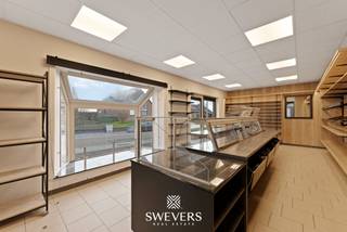 Voor meer info en foto’s, surf naar www.swevers.be – Ontdek dit instapklare handelspand in Nieuwerkerken met een indrukwekkende bewoonbare oppervlakte van 488 m² op een perceel van 933 m². Strategisch gelegen aan de Opperstraat biedt dit pand talloze mogelijkheden voor ondernemers die wonen en werken willen combineren of zoeken naar een slimme investering. Het gelijkvloers is ingedeeld in meerdere commerciële ruimtes, waaronder een grote centrale bedrijfsruimte met veel lichtinval, een afzonderlijk kantoor en extra bedrijfsruimtes met eigen toegang. Aan de voorzijde zijn twee commerciële ruimtes met aparte ingang, ideaal als showroom of ontvangstruimte. Verder zijn er vier toiletten, twee bergingen en een keukenruimte aanwezig. Dankzij de zuidwestelijke oriëntatie geniet het pand van optimale lichtinval en is het perceel achteraan perfect voor een terras of tuin. De ligging combineert rust met bereikbaarheid: scholen, winkels, horeca en sportfaciliteiten bevinden zich op korte afstand. Voor meer informatie, bel 011 255 155. Bron bewoonbare oppervlakte: EPC – verslag.