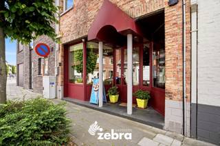Deze eigendom geniet van een uitstekende ligging in een aangename en residentiële buurt van Brugge. Dankzij de centrale locatie bevinden winkels, scholen, horeca en diverse diensten zich op korte afstand. Ook het openbaar vervoer is vlot bereikbaar, waardoor u zich gemakkelijk binnen Brugge en de ruime regio kunt verplaatsen.<br /><br />Het pand combineert wonen en werken en wordt momenteel benut als handelsruimte met winkel. Op het gelijkvloers vindt u daarnaast een keuken met gezellige eet- en zithoek, een badkamer, een ruime berging en een grote garage met zolderruimte. Via de hal is er toegang tot een droge kelder.<br /><br />De eerste en tweede verdieping bieden samen vier volwaardige, lichtrijke slaapkamers. Op de tweede verdieping is bovendien een extra toilet aanwezig.<br />Via een uitschuifbare zoldertrap bereikt u de bergzolder.<br /><br />Verder beschikt het handelspand over zonnepanelen met omvormer en thuisbatterij, een condenserende gasketel en conforme elektriciteit.<br /><br />Kortom, een unieke opportuniteit voor zelfstandigen, ondernemers of gezinnen die op zoek zijn naar ruimte, comfort en energiezuinigheid.<br /><br /><strong>Ook wild geworden van dit handelspand?<br />Twijfel niet langer en leg vandaag nog uw bezoek vast!</strong>