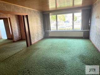 Dit ruime gelijkvloerse appartement telt 3 slaapkamers en beschikt ook over een ruim terras, een kelderberging en een zeer grote garage.Via de...