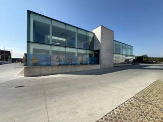 Moderne kantoorruimte van 797 m² te huur op toplocatie langs de Kortrijkseweg (N43)Deze instapklare kantoorruimte bevindt zich op het gelijkvloers en...