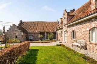 <p>In een rustige en groene omgeving bevindt zich deze veelzijdige villa, ideaal voor grote gezinnen, cohousing, kangoeroewonen of zelfstandigen die wonen en werken willen combineren. De woning biedt tal van mogelijkheden dankzij haar flexibele indeling en is perfect geschikt voor een praktijk of bijberoep aan huis.<br /><br />De hoofdwoning beschikt over een ruime inkomhal met apart toilet, een lichtrijke woonkamer met houtcassette, keuken met berging, veranda, bureau of multifunctionele ruimte, groot terras en een zeer ruime garage. Op de eerste verdieping bevinden zich twee volwaardige slaapkamers, een badkamer met bad en douche en een grote dressing. Daarnaast zijn er twee praktische kelders.<br /><br />Naast de hoofdwoning bevindt zich een afzonderlijke wooneenheid met keuken, badkamer en twee slaapkamers, wat extra opportuniteiten biedt voor kangoeroewonen, cohousing, verhuur of een zelfstandige activiteit.<br /><br />De prachtig aangelegde tuin zorgt voor rust en privacy en maakt het geheel compleet. Een unieke opportuniteit voor wie op zoek is naar ruimte, flexibiliteit en een groene woonomgeving.<br /><br />Meer info of plan je bezoek: wim@immobeguin.be<br />Te koop via Immo Beguin, uw vastgoedexpert sinds 2009, met kantoren in Ronse, Waregem, Kortrijk, Deinze, Doornik en Lessen.</p>