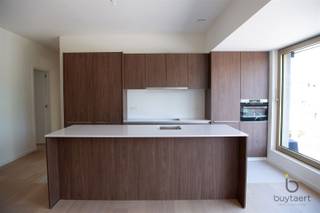 <p><span>TWEEDE VERDIEPING</span><span>: een twee slaapkamer appartement in het hartje van Schilde, de werken van deze prachtige NIEUWBOUW project GUIBERTUS zijn zo goed als klaar. In een kleinschalig project met lift bevindt zich dit appartement op de tweede verdieping en omvat een inkomhal, gastentoilet, leefruimte met ingerichte open keuken voorzien van alle nodige toestellen, berging/wasplaats met aansluiting voor wasmachine en droogkast, 2 slaapkamers, een ingerichte badkamer en een terras (26 m²). De ondergrondse parking zorgt ervoor dat thuiskomen in alle comfort kan gebeuren, ondergrondse autostaanplaatsen zijn apart beschikbaar vanaf €30.000. </span></p><p><span> </span></p><p><span>Het woonproject Guibertus in het hartje van Schilde is een nieuwbouw met 3 verschillende, maar harmonieus op elkaar afgestemde typologieën. Elke gevel heeft zijn eigen persoonlijkheid. Van strak tot statig met een twist. In deze landelijke gemeente nabij Antwerpen is het aangenaam vertoeven.  Schilde heeft voor ieder wat wils. Gezellig een terrasje doen, met de kinderen op pad, een fijne wandeling met vrienden. De mogelijkheden zijn eindeloos.  Bakker, cafeetje, openbaar vervoer, u vindt het allemaal op korte wandelafstand.  Liever er even tussenuit om te genieten van de natuur? Geniet van één van de vele parken die Schilde rijk is of breng een bezoek aan het Fort van 's-Gravenwezel of de Schans van Schilde.  Wanneer u de gemeente toch wilt verlaten, bevindt de E34 zich vlakbij. De auto parkeert u via de autolift eenvoudig in de parkeergarage.</span></p><p><span> </span></p><p><span>Elke unit is met zorg ontworpen door het team van architect, ontwikkelaar en studiebureaus. Er is aandacht geschonken aan de ruimtelijke beleving waarbij de positie en grootte van de ramen zorgen voor een optimale lichtinval.</span></p><p><span>De appartementen zijn </span><span>hoogwaardig</span><span> afgewerkt. </span><span>Smart Home </span><span>- domotica garandeert meer leefcomfort vandaag en morgen. Geen gasfactuur meer dankzij </span><span>lucht-water warmtepompen.</span><span> </span></p><p><span>De afwerking en materialisatie van uw appartement worden verder toegelicht in het lastenboek.</span></p><p><span>EXTRA's</span></p><p><span>De onverkochte appartementen hebben reeds in de schachten een kabel voor </span><span>zonnepanelen</span><span> klaargelegd. Op deze manier kunnen deze ook nog eenvoudig minstens 2 of meerdere zonnepanelen laten plaatsen.  </span></p><p><span>Mogelijkheid tot het plaatsen van een </span><span>laadpaal.</span><span> </span></p><p><span>Regenwaterput</span><span> aanwezig en wordt gebruikt voor de toiletten van het hele gebouw. </span></p><p><span>De zone vooraan het gebouw (vanaf de voorgevel) zal netjes aangelegd worden.</span></p><p><span> </span></p><p><span>DE TROEVEN</span></p><p><span>- Uitmuntende ligging met alle faciliteiten en openbaar vervoer vlakbij</span></p><p><span>- E34 eenvoudig te bereiken</span></p><p><span>- Ruime terrassen of een fijne stadstuin</span></p><p><span>- Duurzame materialen en technieken</span></p><p><span>- Energie-zuinige BEN appartementen</span></p><p><span>- CO 2 neutrale warmtepompen en mogelijkheid tot vloerkoeling</span></p><p><span>- High-end afwerking met parket en vloerverwarming</span></p><p><span>- Balansventilatie (type D) aanvoer verse lucht en afvoer vochtige lucht</span></p><p><span> </span></p><p><span>Prijzen zijn vermeld excl. kosten, registratie op de grondwaarde en btw op de constructiewaarde, notariskosten en ereloon, aansluitingskosten nutsvoorziening.</span></p><p><span>Contacteer ons voor bijkomende info of plan alvast bij ons op kantoor uw afspraak! www.buytaertimmo.be.</span></p><p><span> </span></p><p><span> </span></p>