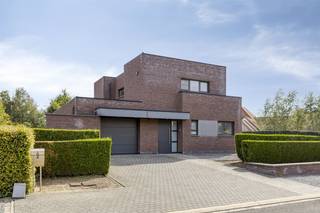 Instapklare, vrijstaande woning op 5a14ca. Voorzien van 4 slaapkamers en een inpandige garage op een rustige locatie in Kinrooi.  ALGEMEEN· Open...