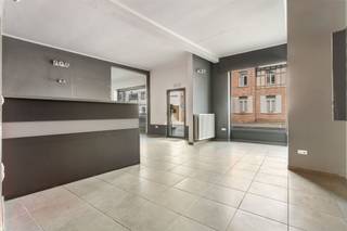 <p><span>Handelspand op perfecte locatie met enorme visibiliteit!</span></p><p><span> </span></p><p><span>Belangrijkste troeven:</span></p><p><span>- Centrale ligging in Balen centrum</span></p><p><span>- Perfecte commerciële locatie met enorme visibiliteit langs drukste baan van Balen</span></p><p><span>- Mooie handelsruimte van 111m2</span></p><p><span>- Gelijkvloers</span></p><p><span>- Reeds ingericht met inbouwkasten</span></p><p><span>- Pand reeds voorzien van nieuwe ramen en gasketel</span></p><p><span>- Veel mogelijkheden dankzij L-vormige indeling</span></p><p><span>- Terras aanwezig</span></p><p><span>- Achterliggend appartement 199m2 ook te koop indien gewenst</span></p><p><span> </span></p><p><span>Wenst u meer info of een vrijblijvende bezichtiging, contacteer dan ons kantoor op het nummer 014 39 99 99 en wij helpen u graag verder.</span></p>