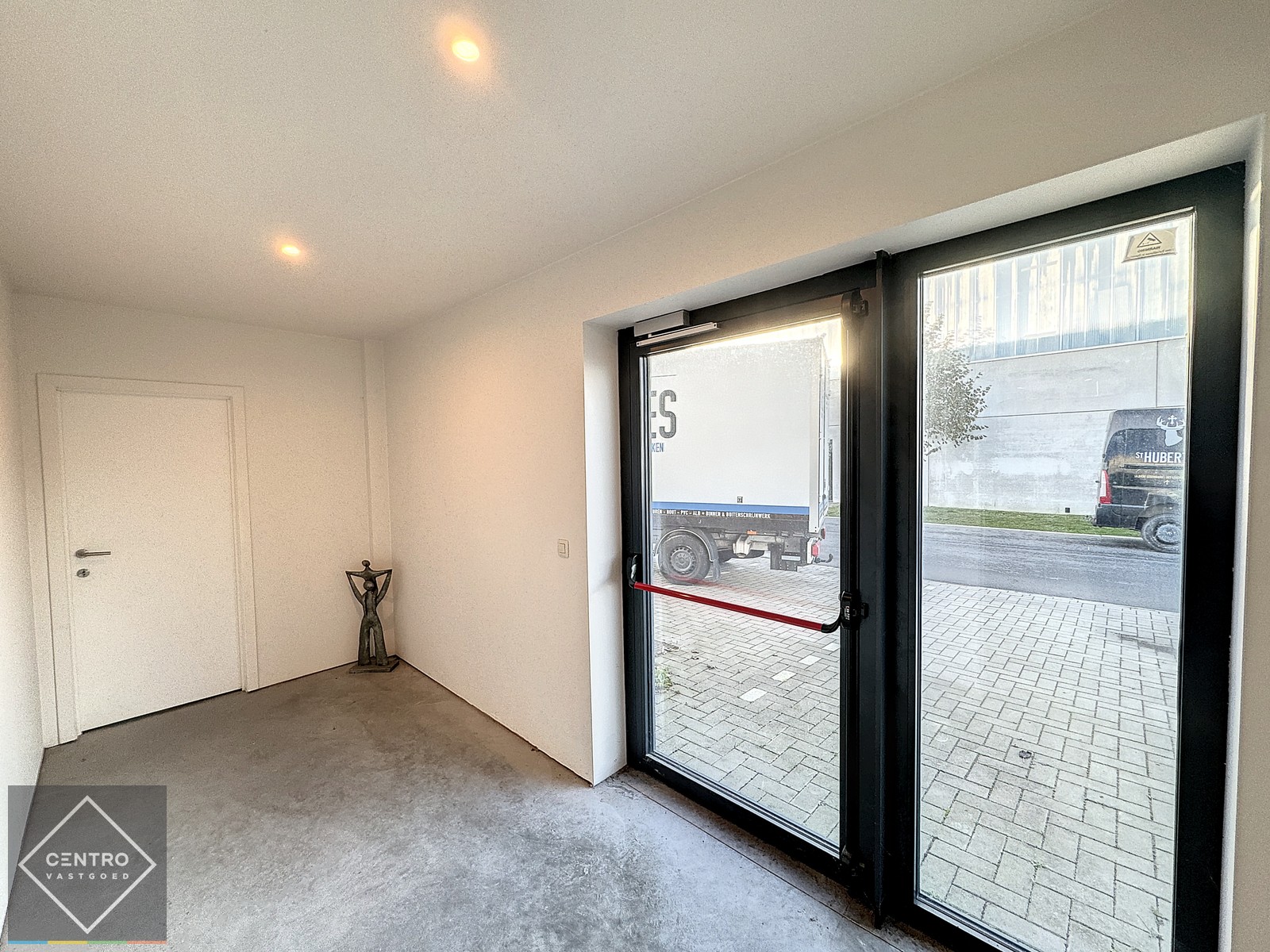 Recent (° 2019) en goed geïsoleerde NB OPSLAGRUIMTE (488m²) met hoge sectionaalpoort en 4-tal private parkings voor de deur. Op ambachtelijke zone te Oostende. - foto 5
