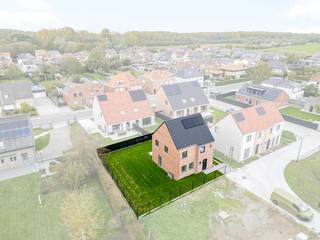 Deze alleenstaande bebouwing heeft een gunstige locatie met de E403 en E40 in de nabijheid, wat vlotte verbindingen garandeert.<br />Profiteer anderzijds van een lichtrijke woning met alle voorzieningen in de buurt.<br /><br />Gelijkvloers: inkomhal met apart gastentoilet, lichtrijke leefruimte met open keuken en een aparte berging. <br />Verdieping: nachthal met apart toilet, 3 ruime slaapkamers en badkamer met ligbad, douche en dubbel lavabomeubel. <br />Zolder te bereiken via een zolderluik. <br /><br /><strong>Troeven van de woning: </strong>
<ul>
<li>Lucht-water warmtepomp met vloerverwarming </li>
<li>Twee volwaardige bouwlagen (geen schuin dak in de slaapkamers)</li>
<li>Regenwaterput 10.000 liter (aangesloten op buitenkraantje, toiletten en wasmachine)</li>
<li>E20, zonnepanelen </li>
<li>Parky in de nachthal en slaapkamers</li>
<li>Volledig geschilderd en voorzien van verlichting</li>
<li>Tuinaanleg (gras, terras en oprit) en draadafsluiting </li>
</ul>
Heb je interesse in deze alleenstaande nieuwbouwwoning? Neem vrijblijvend contact met ons op voor meer informatie of een bezichtiging.