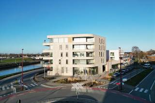 Dit doorzon appartement van ca. 92 m2 is gelegen op het gelijkvloers van het nieuwbouwproject Villa Neerleie in Deinze. Het appartement werd...