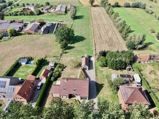 Op zoek naar een instapklare woning waar ruimte, rust en een prachtige landelijke omgeving centraal staan? Dan is deze uiterst goed onderhouden open bebouwing in Sleidinge zeker het ontdekken waard.<br /><br />De woning geniet van een topligging in een zeer landelijke en rustige omgeving, gelegen in een verkeersarme straat waar rust en privacy centraal staan. Tegelijk is er een vlotte verbinding richting het centrum, waardoor je hier geniet van een aangename landelijke woonomgeving zonder in te boeten aan bereikbaarheid.<br /><br />Een absolute troef is het uitzonderlijk ruime rechthoekig perceel van maar liefst 6.510 m². De eigendom omvat een perceel van 1.572 m² rond de woning, aangevuld met maar liefst 4.938 m² achterliggende grond. De aangename tuin biedt bovendien een prachtig en gegarandeerd vrij uitzicht over de omliggende landelijke omgeving.<br /><br />De woning werd doorheen de jaren uiterst zorgvuldig en met veel aandacht onderhouden. Alles verkeert in een nette en verzorgde staat, waardoor de woning zonder grote werken kan worden betrokken. Er is voorzien in dubbele beglazing met rolluiken, voldoende isolatie, onder meer dankzij de aanwezige porotonsteen, en een recente centrale verwarmingsketel op aardgas.<br /><br />Ook op energetisch en technisch vlak scoort de woning goed met een EPC van 243 kWh/m²/jaar – label C. De elektrische installatie is conform.<br /><br />Momenteel beschikt de woning over 3 mooie slaapkamers, naast een nette keuken, verzorgde badkamer en aangename leefruimtes. Via een vaste trap bereik je de tweede verdieping. Deze ruimte biedt nog heel wat mogelijkheden en kan eenvoudig verder ingericht worden met 2 extra slaapkamers. Er is dus potentieel om de woning uit te breiden tot maar liefst 5 slaapkamers, ideaal voor een groter gezin, thuiswerk of hobbyruimte.<br /><br />Ook buiten heeft deze eigendom heel wat te bieden. De ruime oprit zorgt voor voldoende parkeergelegenheid en er is zowel een inpandige garage als een extra ruime, afzonderlijke garage aanwezig. Daarnaast beschikt de woning over een regenwaterput van 10.000 liter, wat een mooie praktische en duurzame troef is.<br /><br />Deze woning combineert een uitzonderlijk groot perceel met een uiterst verzorgde en instapklare woning, gelegen op een rustige en verkeersarme locatie met een prachtig landelijk uitzicht. Dankzij de 3 huidige slaapkamers en de mogelijkheid om op de tweede verdieping eenvoudig nog 2 slaapkamers te creëren, biedt de woning bovendien heel wat ruimte en mogelijkheden voor de toekomst.<br /><br />Een ideale eigendom voor wie op zoek is naar ruimte, rust, privacy en een woning die doorheen de jaren met bijzonder veel zorg werd onderhouden.<br />Meer info of een bezoek? Bel WIJSvastgoed op +32 9 395 80 10 !
