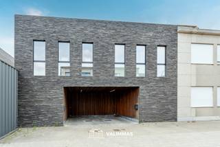 VALIMMAS verkoopt deze recente (2017), hedendaagse en quasi energieneutrale (E-peil 19) woning met carport en tuintje...
Het gelijkvloers bestaat een een inkomhal met vestiaireruimte, een toilet met hang-wc en handwasbakje, een technisch lokaal/berging, een ruime living met open ingerichte keuken en groot schuifraam naar het ideaal georiënteerd (zuidwest) zonneterras, en een carport.
De verdieping herbergt een nachthal, twee grote slaapkamers (met elk een dressing of bureel), en een luxueuze badkamer met ligbad en inloopdouche.
Er is tevens een kelder aanwezig.
Quasi energieneutrale woning: EPC 36 kWh/m² en E-peil 19. Daikin warmtepomp met geïntegreerde boiler en vloerverwarming. Ventilatiesysteem type D met warmterecuperatie. Aluminium ramen zonder ventilatieroosters (= geluidsarm) met drievoudige HR-beglazing.
Inclusief 12 zonnepanelen (3.60 kWp - dekt het actuele verbruik (thans nog terugdraaiende elektriciteitsteller)).
Recente en zeer degelijk afgewerkte woning met alle hedendaags comfort en een moderne inrichting met “industriële look” (betonvloeren, betonnen welfsels, …). In zeer goede staat van onderhoud en direct instapklaar !
Aantrekkelijke ligging nabij de Kerk van Peizegem, in de onmiddellijke omgeving van buurtwinkels, basisschool en bushalte (lijn 40 en R45). Mobiscore 7,2/10. Vlakbij fietsroute “Leireken” (Londerzeel – Aalst) en kort bij “Buggenhoutbos”. Makkelijke verbindingen naar Buggenhout, Dendermonde, Merchtem, Londerzeel, A12, …