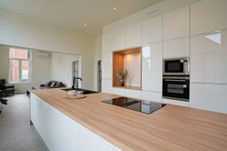 Wat als muren konden praten? Deze karaktervolle gezinswoning kent een rijke geschiedenis, is gebouwd als jongensschool maar was recent nog in...