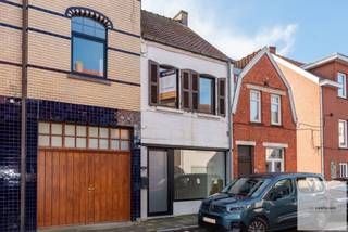 Verder af te werken woning met veel potentieel in het centrum van Maldegem. <br /><br />Deze gesloten bebouwing biedt een uitstekende kans voor wie op zoek is naar een woning die verder naar eigen smaak kan worden afgewerkt. De woning beschikt reeds over een leefruimte die quasi volledig afgewerkt is, waardoor u meteen kan genieten van een aangename woonomgeving.<br /><br />De keukenruimte is aanwezig maar dient nog voorzien te worden van keukenkasten en toestellen, wat u de mogelijkheid geeft om deze volledig naar eigen wens en stijl in te richten. Ook de badkamer vraagt nog verdere afwerking, zodat u deze kan omvormen tot een comfortabele en moderne ruimte. Ter illustratie werden enkele voorbeeldfoto's van afwerking toegevoegd.<br /><br />Op de eerste verdieping bevinden zich twee slaapkamers die zich momenteel nog in te renoveren staat bevinden. Dit biedt tal van mogelijkheden om deze kamers volledig naar eigen noden en voorkeuren in te richten. Ook de zolderverdieping kan worden afgewerkt naar een derde, volwaardige slaapkamer (waarbij je zelf voor de unieke accenten kan zorgen).<br /><br />De koer en het bijgebouw dat kan dienst doen als wasplaats in combinatie met extra stockageruimte/bureauruimte (mits verdere afwerking) zorgen voor de extra te creëren sfeer en gezelligheid.<br /><br />Bent u op zoek naar een woning met potentieel en de kans om uw eigen stempel te drukken op de afwerking? Dan is deze woning zeker een bezoek waard.<br />Interesse? Bel ons snel!