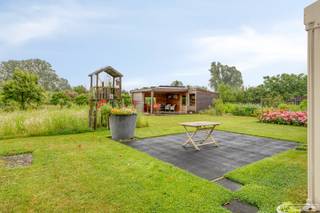 Ontdek deze goed gelegen bungalow op een perceel van 900 m² in een rustige en groene omgeving en toch op 5 minuten van het op- en afrittencomplex E17 Waregem.
<h4> </h4>
<h4><strong><u><em>Schrijf je in voor het bezoekmoment van 8 september via de zwarte knop "maak een afspraak" op onze website </em></u></strong></h4>
<h4>Troeven</h4>
✔ 15 recente zonnepanelen<br />✔10.000 liter regenwater <br />✔ Topligging in een rustige, groene buurt<br />✔ Perceel van 900 m² <br />✔ Dak vernieuwd in 2022<br />✔ Houtkachel in speksteen<br />✔ recent bijgebouw met overdekt terras<br />✔ Zeer ruime leefruimte <br />✔ Airco <br />✔ Dubbele garage en grote kelder<br />✔ Aangelegde tuin
<h4>De indeling van de woning gaat als volgt:</h4>
<br />Een <strong>inkomhal </strong>met apart <strong>toilet </strong>die toegang geeft tot de zeer ruime en <strong>lichtrijke leefruimte</strong> met gezellige lager gelegen <strong>zithoek </strong>en <strong>eetplaats</strong>. De leefruimte is uitgerust met <strong>airconditioning </strong>voor extra comfort. Aansluitend bevindt zich de <strong>keuken, </strong>de<strong> veranda </strong>en een <strong>aparte ruimte </strong>van 25 m<sup>2</sup> die dienst kan doen als bureau, extra living, hobbyruimte,....<br />Verder beschikt de woning over <strong>3 ruime slaapkamers</strong>, een <strong>badkamer </strong>met inloopdouche en bad en nog een <strong>apart toilet</strong> in de nachthal.<br />Een grote <strong>dubbele garage</strong> en een zeer <strong>grote kelder</strong>, ideaal voor extra stockage.<br /><br />Buiten enkel en alleen maar rust en groen zowel tegenover de woning als achteraan het perceel is enkel groen in het vooruitzicht.<br /><strong>Als extra troef is er nog een nieuw bijgebouw, ideaal als hobbykamer (momenteel ingericht als keramiekruimte) en een overdekt terras.</strong><br /><br />Contacteer Martijn voor een bezoek ter plaatse via:
<ul>
<li>martijn@maesconceptimmo.be</li>
<li>0470/62.95.68</li>
</ul>