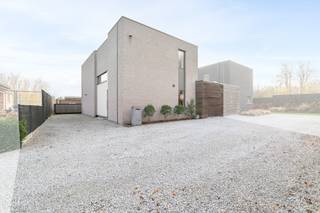 Ontdek deze instapklare en energiezuinige woning uit 2015 in een rustige straat in Eine. Dankzij het recente bouwjaar geniet je van het comfort...