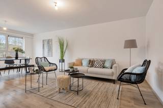 <p><strong>Energiezuinig appartement met 2 slaapkamers en een terras.<br /><br /></strong><strong>Indeling:<br /></strong>Men komt meteen binnen in de centraal gelegen inkomhal, voorzien van een handige, <strong>ingemaakte vestiairekast</strong>.<br />Vooraan de <strong>ruime leefruimte</strong> met aansluitend een <strong>volledig geïnstalleerde nieuwe keuken</strong> met aparte berging.<br />Centraal, een <strong>apart gastentoilet</strong> en een badkamer voorzien van een ligbad met douche en een wastafel.<br />Aan de rustige achterzijde van het gebouw bevinden zich <strong>twee slaapkamers</strong>, waarvan de kleinste toegang verleent tot het <strong>terras</strong> dat zich over de volledige breedte van het gebouw uitstrekt.<br /><br /><strong>Bijzonderheden<br /></strong><strong>EPC</strong> label<strong> A;<br /></strong>Lage maandelijkse kosten.<strong><br /></strong><strong><br />Ligging<br /></strong>Gelegen op een uiterst centrale en vlot bereikbare locatie. Je geniet hier van een <strong>uitstekende verbinding</strong> naar de omliggende gemeenten en het centrum van Antwerpen. Winkels, supermarkten en het openbaar vervoer bevinden zich op wandelafstand.</p>