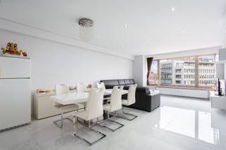 <p><strong>Op een absolute toplocatie, tegenover het Stadspark, bevindt zich dit stijlvol en grondig gerenoveerde appartement van ca. 125 m², gelegen op de 7de verdieping. Dankzij de hoge ligging en grote raampartijen geniet het appartement van een uitzonderlijke lichtinval en een prachtig, open uitzicht over de stad en het groen van het Stadspark.</strong></p>
<p>Het appartement werd in 2022-2023 volledig gerenoveerd met bijzondere aandacht voor comfort, kwaliteit en een verzorgde afwerking. <br />Inkomhal met vestiaire en gastentoilet. De royale leefruimte vormt het hart van het appartement en baadt de hele dag in natuurlijk licht. Aansluitend bevindt zich de ruime, volledig uitgeruste keuken voorzien van opbergkasten en toestellen, die toegang biedt tot een klein terras. Ruime inkomhal met vestiairekasten en gastentoilet.</p>
<p>Verder beschikt het appartement over drie volwaardige slaapkamers (12m² - 17m² en 9m²) voorzien van airconditioning, een badkamer met<br />een inloopregendouche, toilet en een lavabo in een meubel. Terras met Z-orientatie.</p>
<p>Het appartement is uitstekend gelegen. Het Stadspark ligt letterlijk voor de deur, terwijl winkels, restaurants, koffiebars, openbaar vervoer, station en het bruisende stadscentrum zich allemaal op wandelafstand bevinden. <br /><strong><br />BIJZONDERHEDEN:</strong></p>
* Topligging tegenover Stadspark te Antwerpen centrum<br />* Gerenoveerd in 2022-2023<br />* EPC-label B 160kWh/m², airco, conforme keuring<br />* Kelder aanwezig -1 - (K12).<br />* Verwarmingsketel op gas dd. 2006