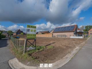 <strong>BOUWGROND VOOR OPEN BEBOUWING OP EEN PERCEEL VAN 5A38CA TE MAASEIK (NEEROETEREN) </strong><strong><br /><br />TROEVEN<br /></strong>- Ruim perceel van 5a38ca (538 m²)<br />- Rustig gelegen nabij het centrum van Neeroeteren<br />- Bouwmogelijkheid voor een gelijkvloerse woning<br />- Maximaal 1 bouwlaag, kroonlijsthoogte tot 4 m<br />- Vrije keuze van gevelmaterialen en dakvorm<br />
<p>Op zoek naar een mooie bouwgrond voor uw droomwoning? Dit ruime perceel van 538 m² is rustig gelegen in een aangename straat, op korte afstand van het centrum van Neeroeteren.</p>
<p>De stedenbouwkundige voorschriften voorzien een woning met maximaal één bouwlaag, wat deze bouwgrond bijzonder geschikt maakt voor wie comfortabel, praktisch en toekomstgericht gelijkvloers wil wonen.</p>
<p>Dankzij de vrije keuze in gevelmaterialen en dakvorm is er bovendien ruimte om een woning te ontwerpen die volledig aansluit bij uw eigen smaak en wensen.</p>
<strong>VERKAVELING</strong><br /><span>- Verkavelingsplan en voorschriften op aanvraag.</span><strong><br /><br />EXTRA INFO<br /></strong><span>- Voor meer info kunt u best een afspraak maken op ons kantoor:+32 (0)89 86 18 88 of info@N78vastgoed.be.</span>