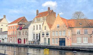 Alle echte Bruggelingen – inclusief de die hard tweede verblijvers – zijn tijdens hun ochtend- of avondwandelingen langs de idyliische Sint-Annarei ongetwijfeld even blijven stilstaan vóór dit uitzonderlijke pand. Het beeld van de rijk uitgewerkte lijstgevel (de dato 1898) én de ommuurde voortuin afgesloten met smeedijzeren hekken is in menig geheugen geprent. Wat zit hierachter verborgen ? Een stuk geschiedenis ongetwijfeld. Het gaaf bewaarde interieur getuigt van verschillende stijlperiodes gaande van neoclassicisme tot art-déco. Een uitzonderlijk aanbod op de Brugse vastgoedmarkt. Indeling : Sous-sol met diverse kelders, plafonds gemetste gewelven, cv installatie op mazout Buderus (bovengrondse tank). De kelderverdieping geeft rechtstreeks uit op zowel de voortuin (handig voor fietsen) als op de terrastuin achteraan, met zicht op de wondermooie Sint-Annakerk. Achteraan de terrastuin is er een berging waar een vrij recente standaardkeuken werd geplaatst (ideetje : een leuke buitenkeuken ?). Gelijkvloers : zeer ruime inkom/traphal in art décostijl (hoge marmeren plint, vestiairekast met ronde boog, bepleisterd fries aan plafond, glas-in-lood, radiator geplaatst inbeen metalen omkadering), berging (ideale plaats voor een toilet), salon-suite met zicht op de Sint-Annarei, parketvloer, marmeren schouwen, molures en rozassen, glas-in-lood, eetkamer met brede schouw, schuifdeur glas-in-lood, keuken met deur naar de terrastuin. Toilet. Terrasberging met vrij recente keukeninstallatie (een zomerkeuken ?). Terrastuin met zicht op Sint-Annakerk. 1<sup>ste</sup> verdieping : overloop, 4 slaapkamers, retro badkamer met ligbad, lavabo en toilet. 2<sup>de</sup> verdieping : overloop, 4 slaapkamers.<br />Zolderverdieping : 3 mansardekamers en zolder. Niet gelegen in overstromingsgevoelig gebied. P-score : A. G-score : A. Dit pand is mogelijks onderhevig aan de renovatieverplichting die door de Vlaamse overheid wordt opgelegd voor residentiële gebouwen, meer info via volgende link, https://www.vlaanderen.be/een-huis-of-appartement-kopen/renovatieverplichting-voor-residentiele-gebouwen<br /><br />