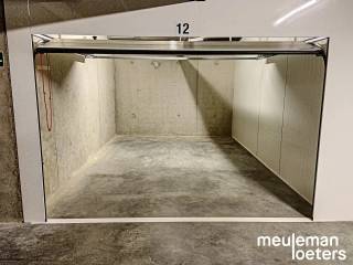 Ondergrondse garagebox (nr.12) gelegen in residentie Marie Malou heeft een uitstekende ligging in het commercieel centrum van Oostkamp. <br /><br />Deze garage (15 m2) heeft een manuele sectionaalpoort en is beschikbaar vanaf 01/01/2027.<br />Meer informatie bij ons kantoor.