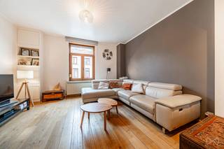 <p>Deze zondag 13 september kunt u deze woning exclusief bezoeken tijdens onze opendeurdag. Neem contact met ons op en kom de woning ontdekken!</p>
<p>Sommige woningen bieden veel meer dan alleen vierkante meters: ze bieden een leefomgeving die met een gezin kan meegroeien. Deze eengezinswoning is daar een mooi voorbeeld van.</p>
<p>Deze woning uit 1911 ligt in een residentiële straat in Ukkel en biedt ongeveer 175 m² woonruimte. Ze heeft haar typische Brusselse charme behouden. Een gezinswoning als deze, met vier slaapkamers en tal van bergruimtes, is vandaag bijzonder gegeerd in Brussel.</p>
<p>Bij binnenkomst zetten de mooie ontvangstruimtes meteen de toon. De leefruimtes sluiten natuurlijk op elkaar aan en lopen door naar een gezellige keuken. De woning beschikt over vier slaapkamers, waardoor er ruimte is voor een gezin, een thuiskantoor of aparte ruimtes voor berging en ontspanning.</p>
<p>De woning werd doorheen de jaren goed onderhouden en verbeterd en beschikt onder meer over een vernieuwde badkamer, een opnieuw geschilderde gevel en dubbele beglazing. Ze is onmiddellijk bewoonbaar en biedt tegelijk voldoende potentieel om geleidelijk aan te worden aangepast aan de wensen en persoonlijkheid van de toekomstige bewoners.</p>
<p>De ligging zorgt voor een bijzonder praktisch dagelijks leven: tram 4 en 82, bus 74 en 75, het station Ukkel-Kalevoet op ongeveer 10 minuten wandelen, en winkels en een fitness in de buurt. Ook groene ruimtes, waaronder het Keyenbemptpark en de Molen, zijn te voet bereikbaar, terwijl de uitvalsweg van Brussel in enkele minuten met de wagen bereikbaar is.</p>
<p>Een echte eengezinswoning met vier slaapkamers, karakter en ruimte om mee te groeien: een type woning dat steeds zeldzamer wordt op de Brusselse markt.</p>