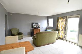 Dit appartement is ideaal voor wie een vlotte bereikbaarheid belangrijk is. Gelegen pal aan het station van Bissegem, geniet je van een...