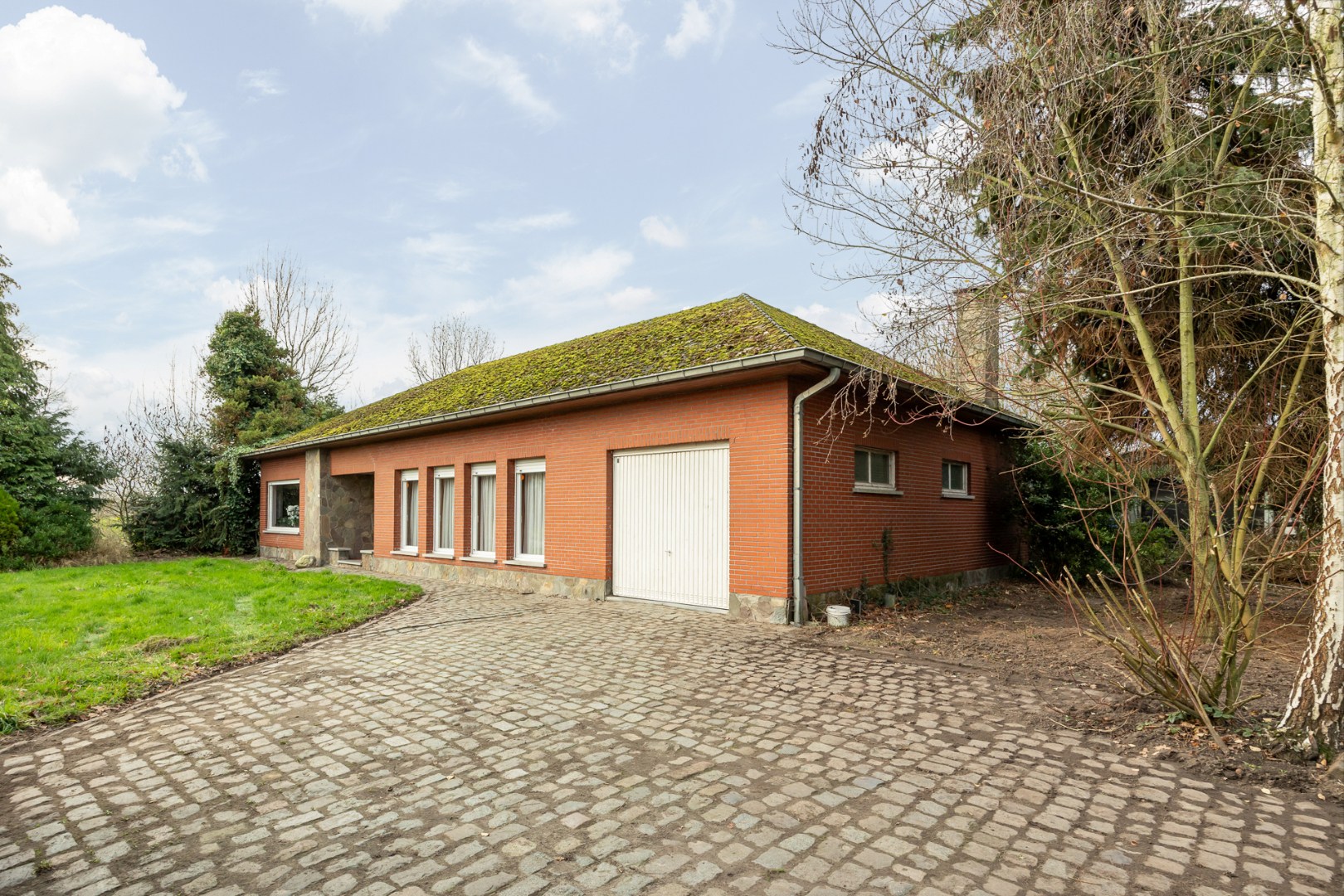 Unieke eigendom op 13.183 m² met te renoveren woning en vergunde stallingen - foto 2