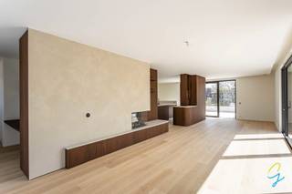 <p><span>Residentie Huize Stella is een kleinschalig nieuwbouwproject, ontworpen door Caan Architecten, en gelegen op een uitstekende locatie nabij De Sterre, het Miljoenenkwartier en het Sint-Pietersstation. U woont hier in een rustige, groene omgeving met een gemeenschappelijke parktuin, terwijl winkels, scholen, openbaar vervoer en belangrijke invalswegen zich in de directe nabijheid bevinden (Mobiscore: 9,5/10).</span></p>
<p><span>Deze exclusieve penthouse biedt ca. 180 m² bewoonbare oppervlakte en maar liefst 98 m² aan terrassen. De lichtrijke leefruimte met open keuken geeft rondom uit op de ruime terrassen met zicht op het groen. Er zijn twee volwaardige slaapkamers, elk met een ensuite badkamer. De master bedroom beschikt over maatkasten.</span></p>
<p><span>De afwerking is van hoog niveau met o.a. fineer eiken maatwerk, natuursteen (TRIPOLO), parket met massieve eiken toplaag en verdiepingshoge blokdeuren. Qua comfort geniet u van vloerverwarming, warmtepomp, zonnepanelen, airco, elektrische haard, zonwerende screens en een volledig geschilderde, instapklare afwerking.</span></p>
<p><span>Het gebouw beschikt over een huislift, ondergrondse parkeerplaatsen, private bergingen, fietsenberging en een buitenberging.</span></p>
<p><span>Prijzen exclusief berging en/of parking. Mogelijkheid tot aankoop aan 6% btw (onder voorwaarden), ook interessant voor investeerders bij verhuur op lange termijn.</span></p>
<p><span>Interesse? Contacteer Simon Coens – 0478 206 774</span></p>