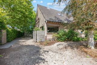 Gelegen nabij het centrum van Astene treffen we deze ruime open bebouwing met loods aan.
De woning heeft de volgende indeling: ruime inkomhal met gastentoilet, woon- en eetkamer, volledig geïnstalleerde keuken, berging/wasplaats, bureauruimte en een badkamer met lavabo, inloopdouche en een ligbad.
Op de eerste verdieping zijn er 2 ruime slaapkamers (waarvan 1 op te splitsen in 2 kamers), een tweede badkamer met een ligbad en een bergruimte, op de tweede verdieping is er nog een derde slaapkamer en een bergruimte.
Verder heeft de woning ook nog een droge kelder en een loods (bouwjaar 2011) van 198 m².
Renovatieverplichting: neen.
Grote troeven zijn hier: locatie, bereikbaarheid, ruimte, ...
Voor meer informatie of een bezoek kan u terecht bij Sander Dejonghe via sander@vastgoeddejonghe.be, Evy Dhondt via evy@vastgoeddejonghe.be of Inias Leten, Inias@vastgoeddejonghe.be
Alle dossierstukken kan u downloaden op onze website: www.vastgoeddejonghe.be.